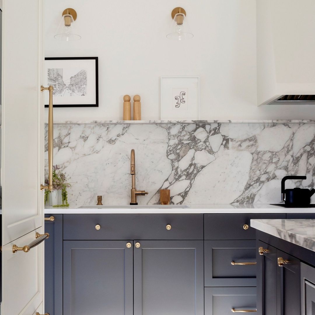 25 Beautiful And Classic Backsplash With Grey Cabinets Designs