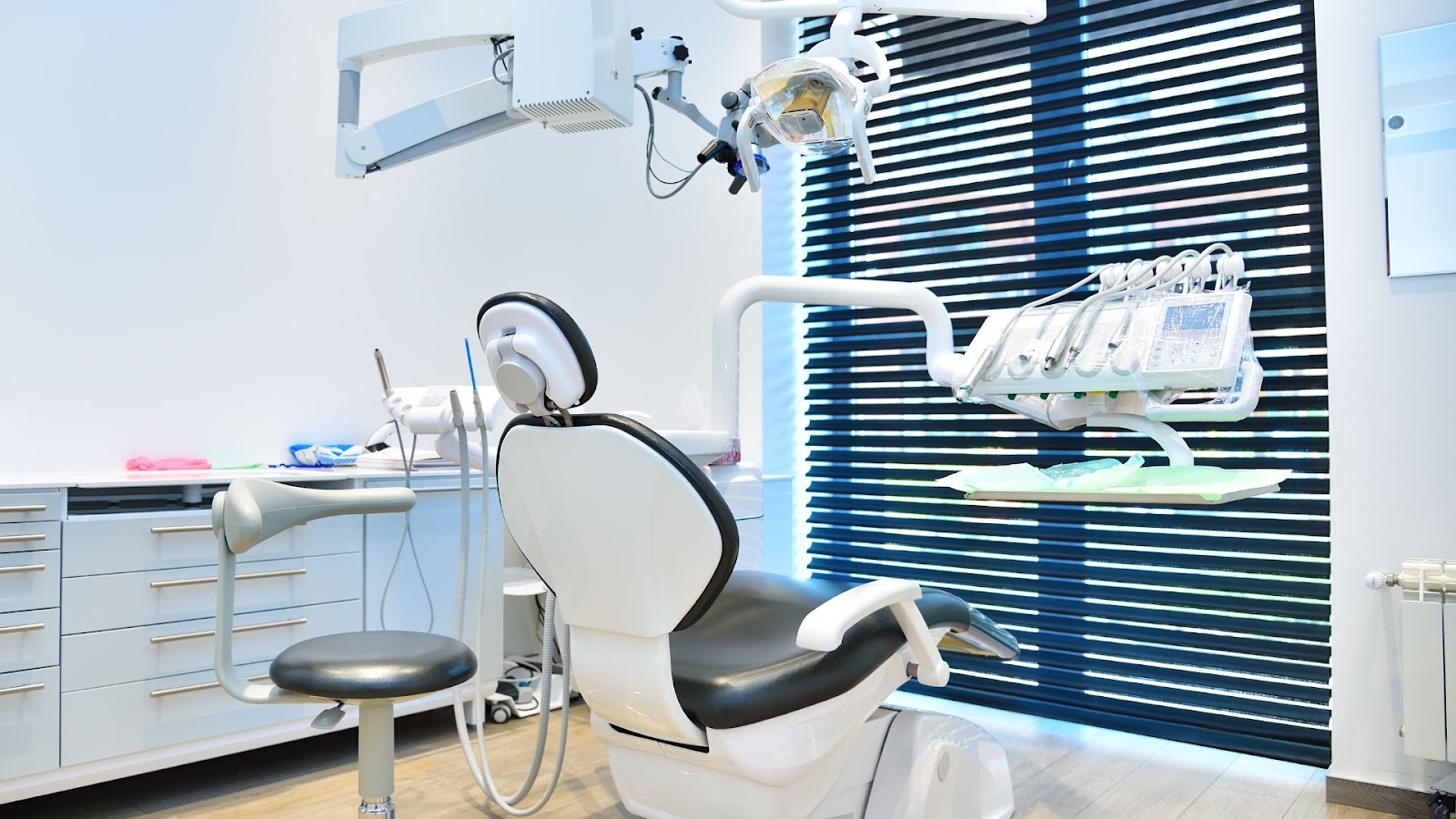 Dental Implant Marketing – How Can Office Décor Contribute to a Strong Sales Process?