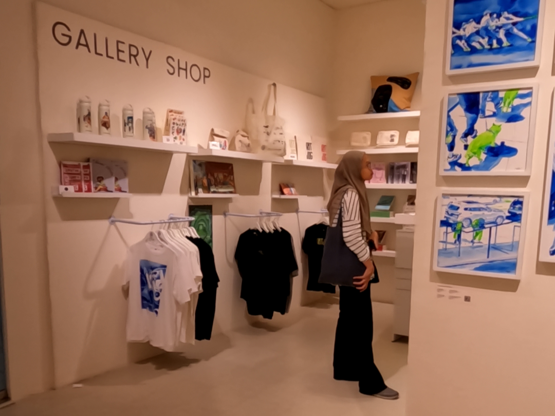 Menikmati seni sambil berbelanja produk cenderamata karya seniman hebat di Artloka, Wisma Geha lantai 3. (Foto: Dok. Pribadi Penulis)