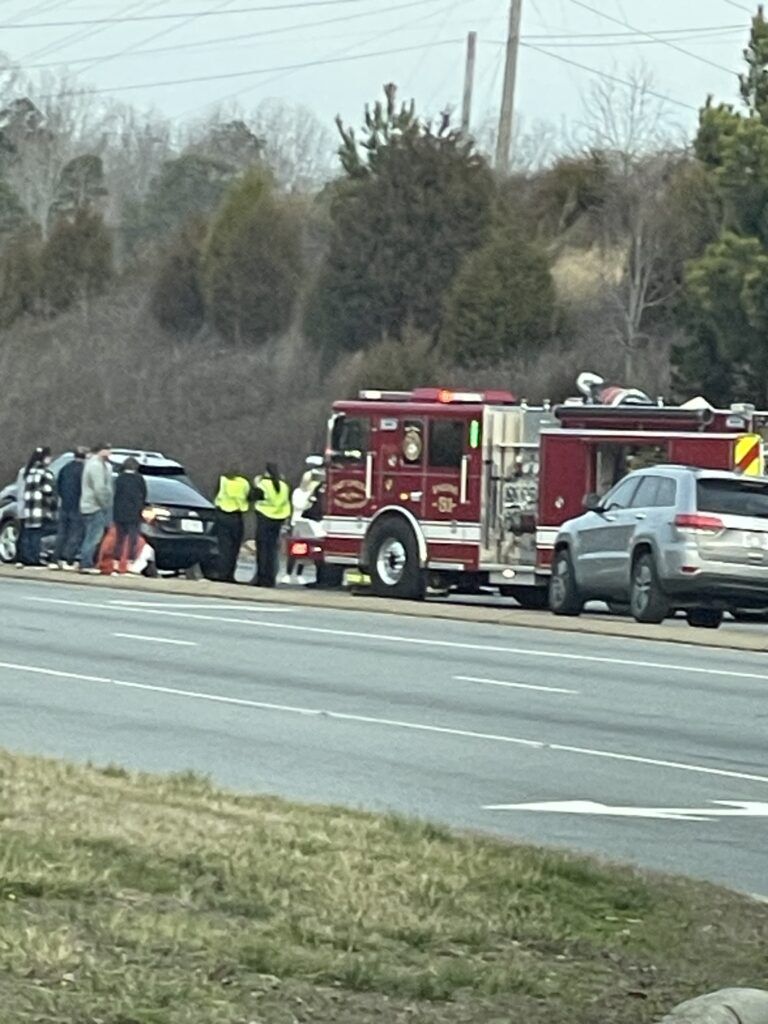 Un camión de bomberos con socorristas atiende la escena de un accidente automovilístico en Rock Hill, Carolina del Sur.