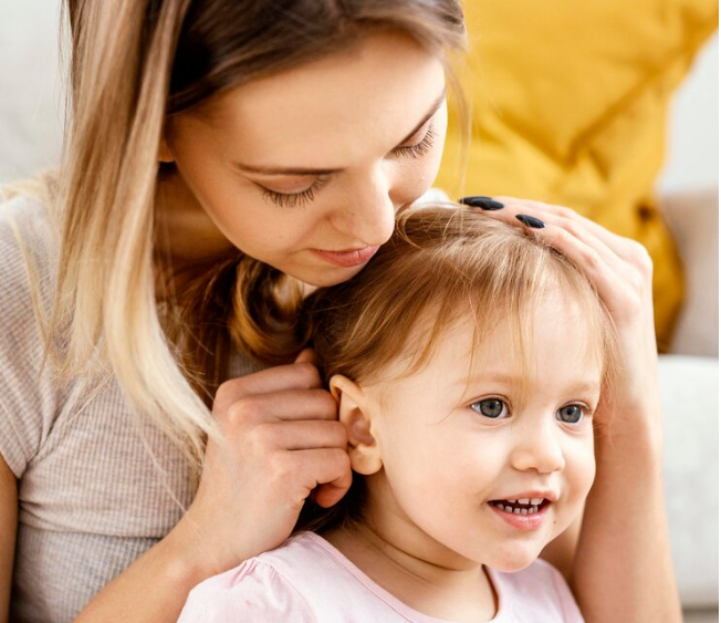 Để hạn chế việc nút tai gây ảnh hưởng tới sức khỏe, cha mẹ nên vệ sinh tai cho trẻ định kỳ 
