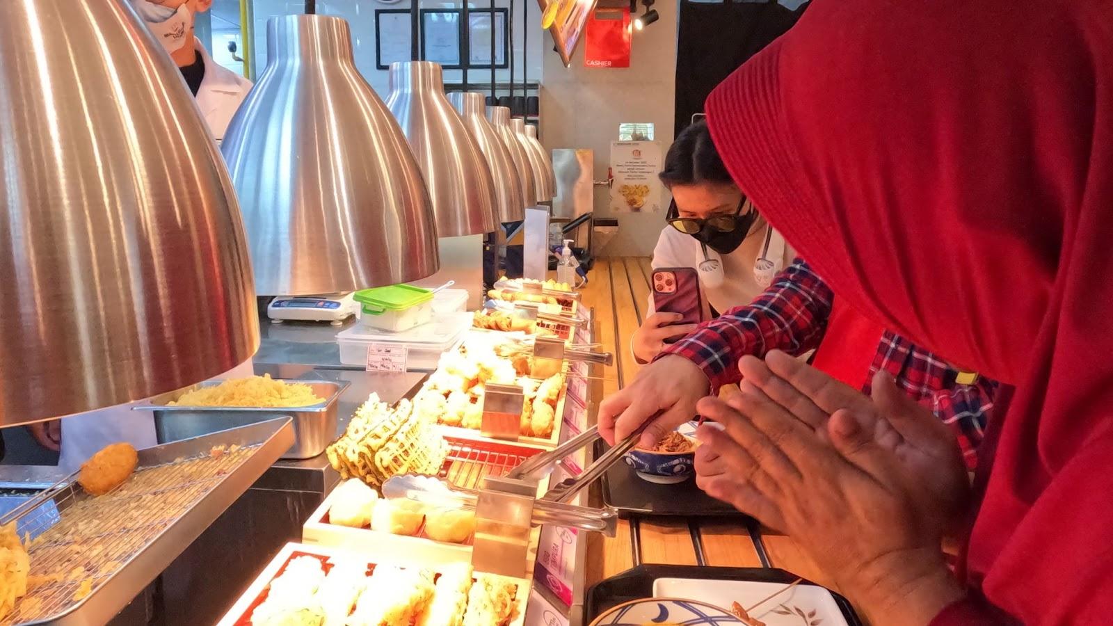 Selain menu udon, tersedia aneka menu pendamping. Seperti ragam tempura dan makanan penutup bercita rasa manis. (Foto: Dok. Pribadi Penulis)