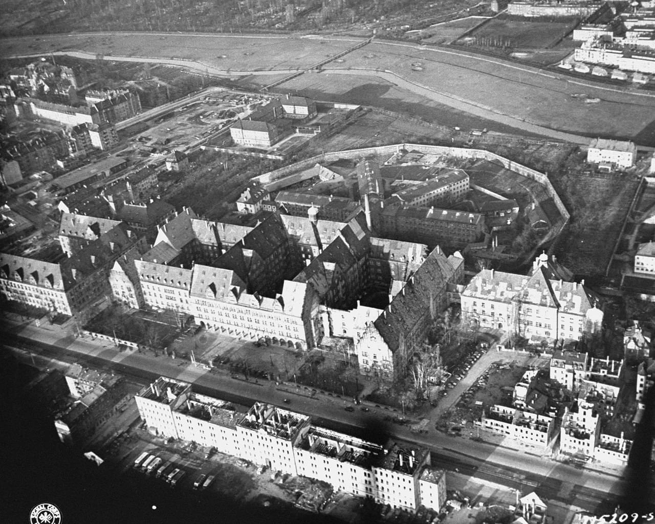 An aerial view of the Palace of Justice in 1945, with a prison building right behind it