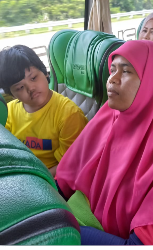 ibu dan anak naik bus