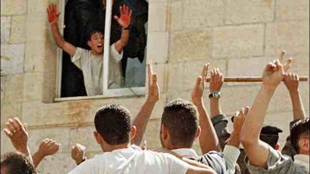 Aziz Salha vyzývající dav k lynčování těla izraelského vojáka