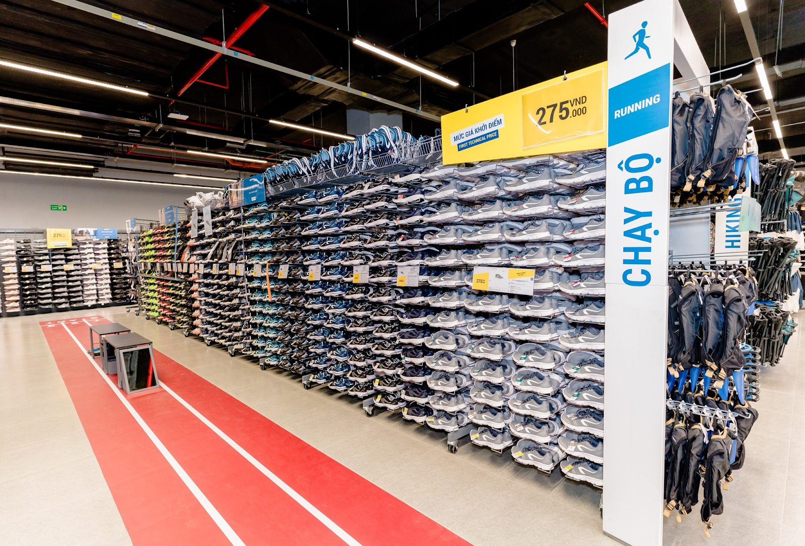 Decathlon là địa chỉ bán giày chạy bộ và giày chơi tennis chuyên dụng