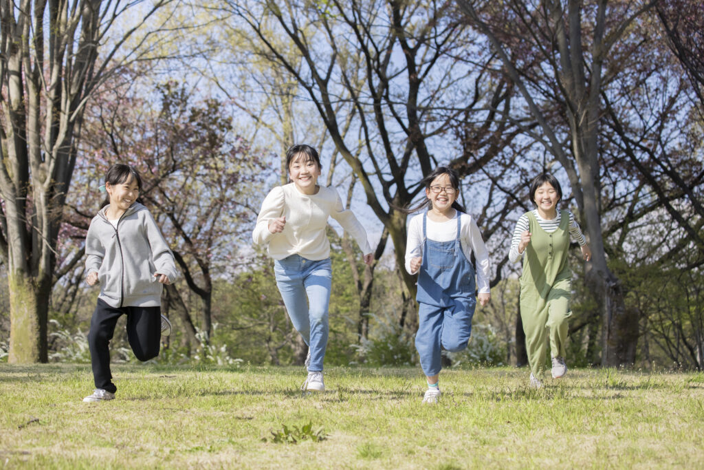 公園で遊ぶ子供