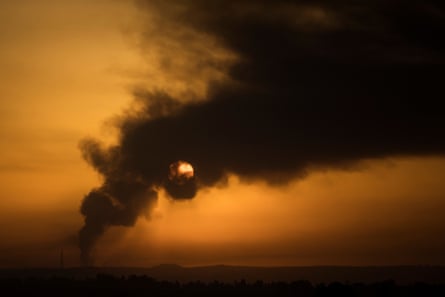 Il fumo si alza sulla Striscia di Gaza, vista dal lato israeliano del confine