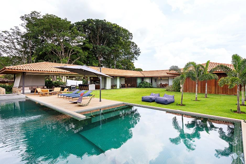 Casa com piscina e árvores ao fundo

Descrição gerada automaticamente