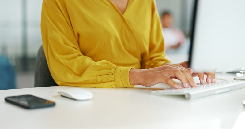 Mujer escribiendo en teclado