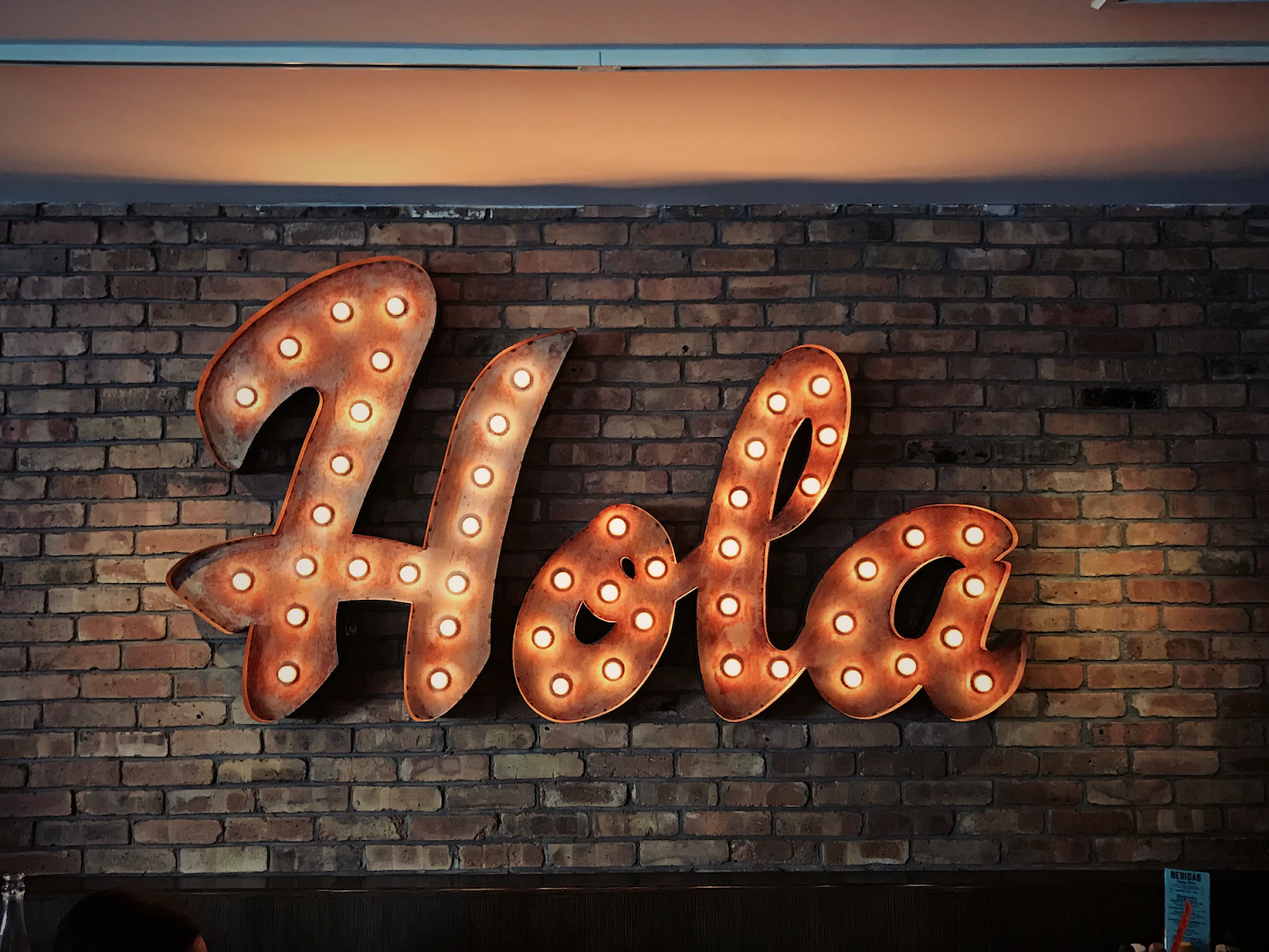 A wall with the Spanish word "Hola."