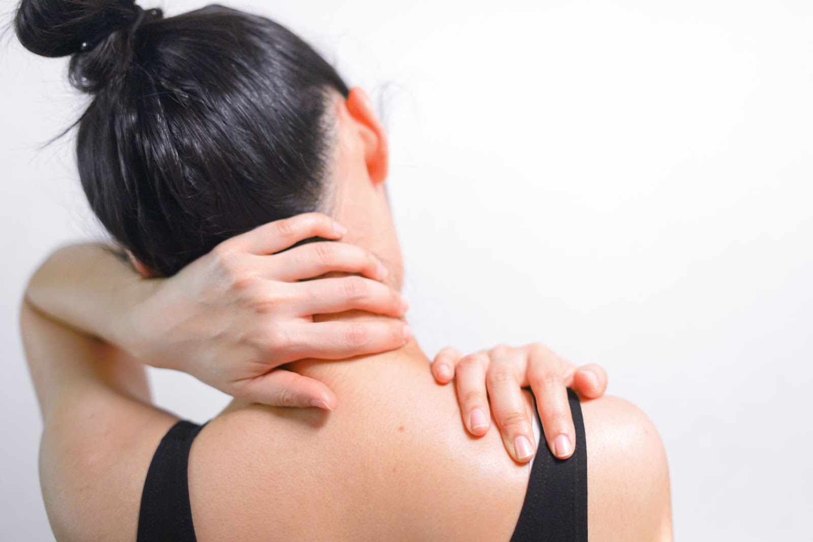 肩頸痠痛按摩｜肩頸痠痛舒緩5方法+肩頸痠痛按摩推薦！(附穴道按摩位置)