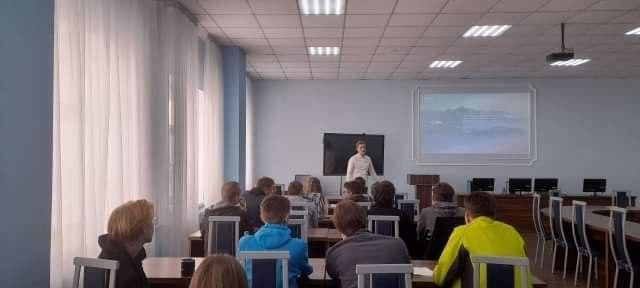 Зображення, що містить у приміщенні, стілець, сцена, стінаАвтоматично згенерований опис