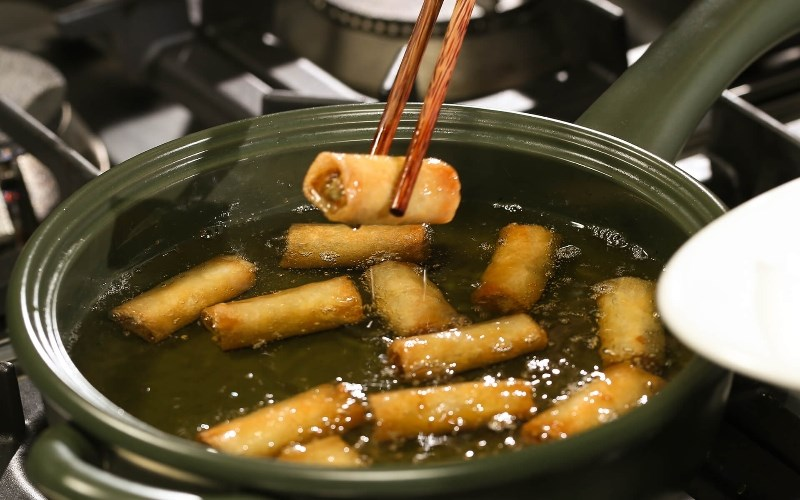 Fry the spring rolls