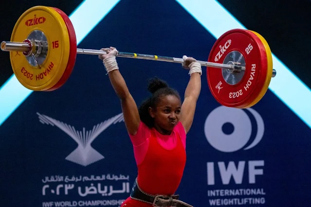 Rosina Randafiarison levantando o peso que garantiu a prata no mundial (Foto: Giorgio Scala / Deepbluemedia)