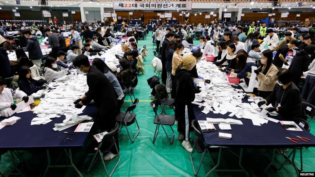 Hoạt động kiểm phiếu sau bầu cử quốc hội Hàn Quốc ở Seoul, 10/4/2024.