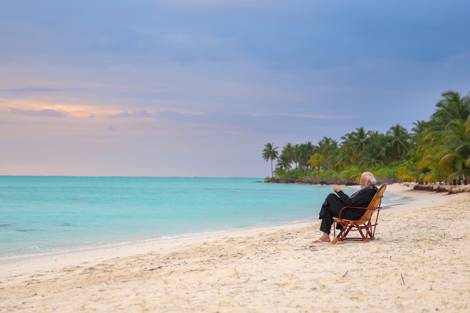 印度總理莫迪（Narendra Modi）造訪拉克沙群島（Lakshadweep）一處海灘，2024年1月4日上載。（X @narendramodi）