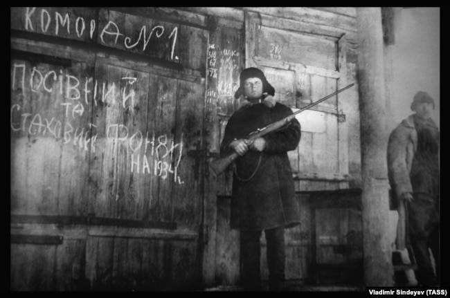 Чоловік зі зброєю охороняє склади, 1934 рік. Фотографія на документальній виставці «Голодомор 1932–1933 років – геноцид українського народу». Київ, 18 листопада 2008 року