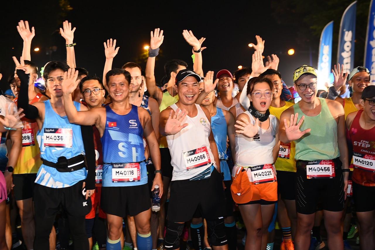 Hàng ngàn người chạy bộ mở đầu năm mới 2024 cùng HCMC Marathon