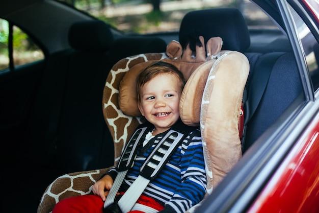 Cum să asigurăm siguranța copiilor în mașină: Sfaturi și recomandări practice