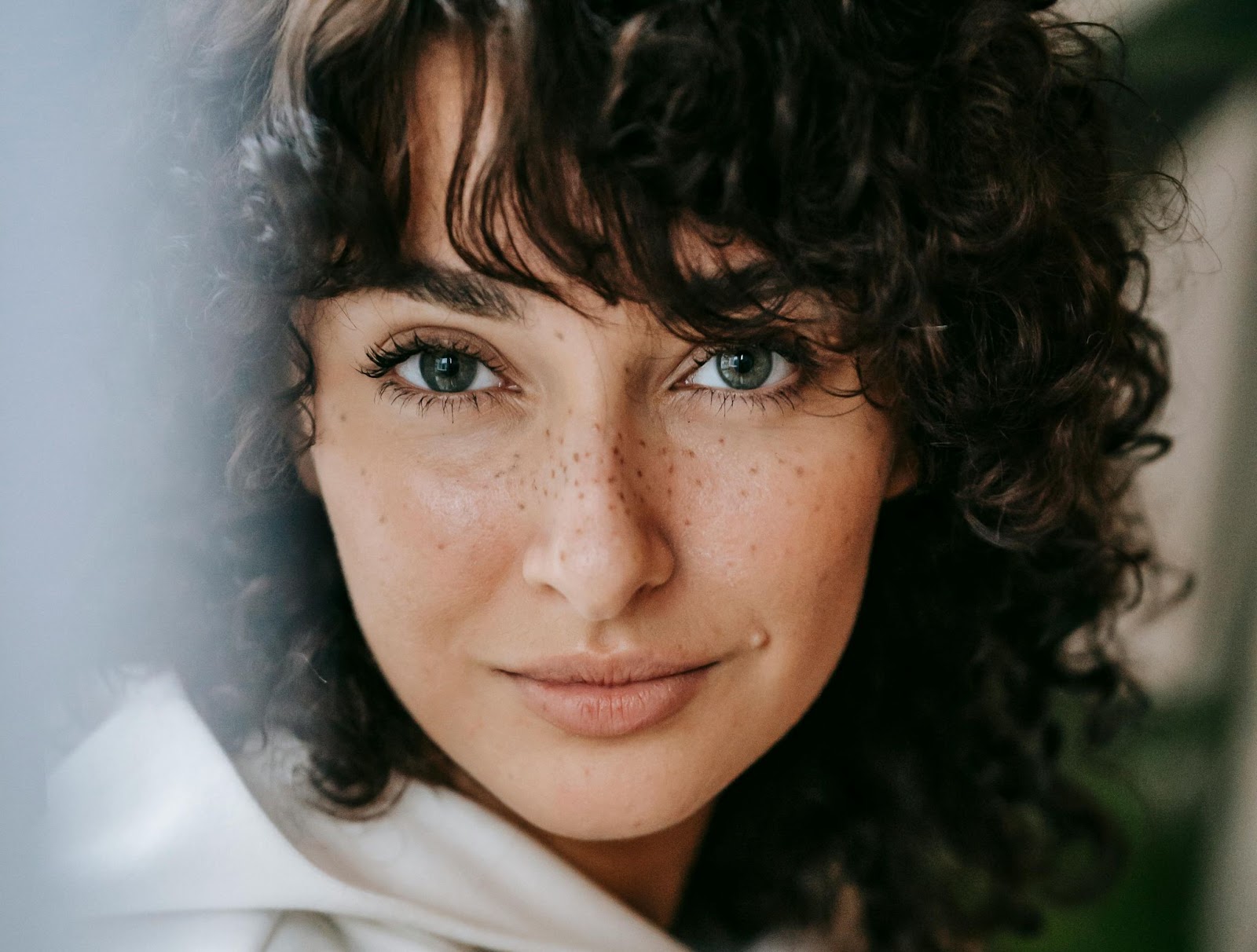 Portrait Photography of a women showing clamshell lighting 