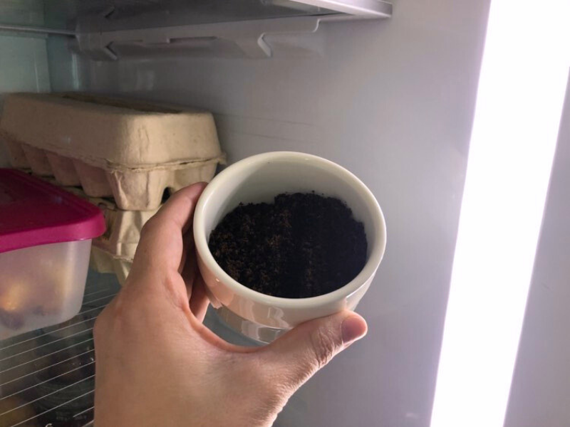 Zvyšky kávy v pohári v chladničke.