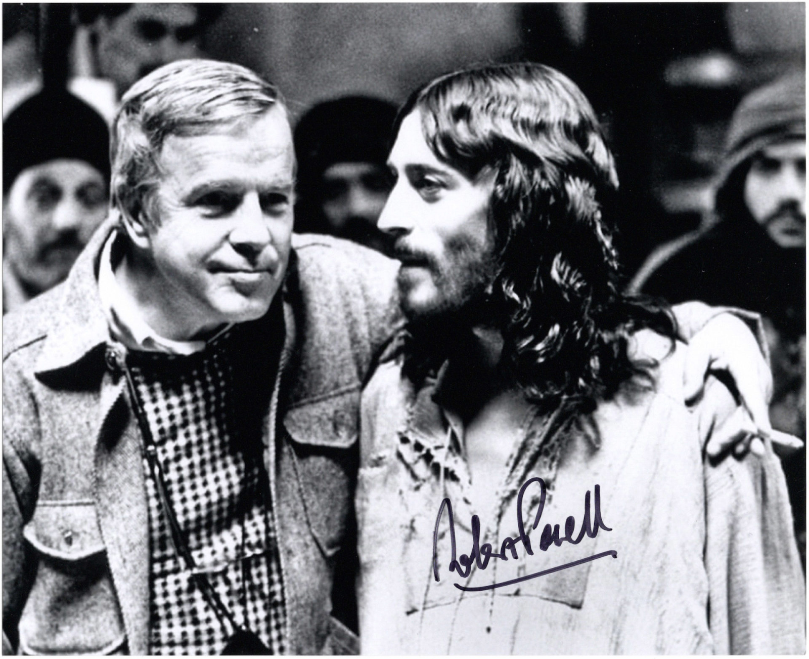 Franco Zaffirelli y Robert Powell en el set de "Jesús de Nazareth" (1977)