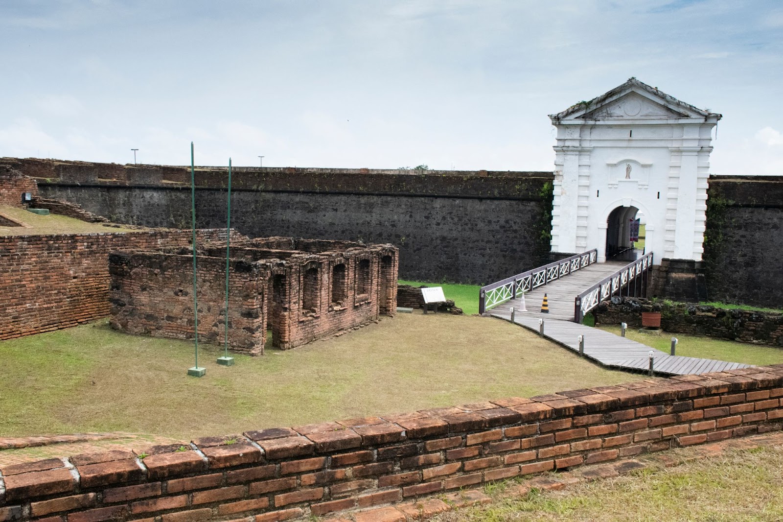 Fachada da Fortaleza de São José de Macapá, com gramados verdes e céu nublado