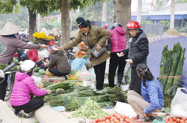 Chợ Tết bày bán các loại mặt hàng cần thiết cho ngày Tết