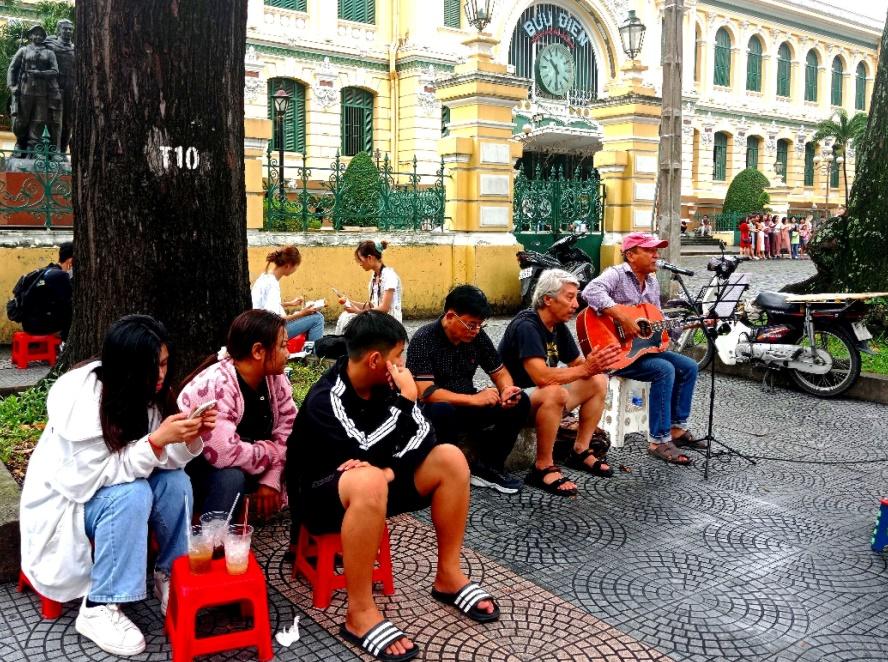 Người trẻ thích ngồi bệt ở lề đường hơn là vào nhà hàng, quán xá sang chảnh