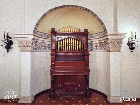 An organ in a room

Description automatically generated