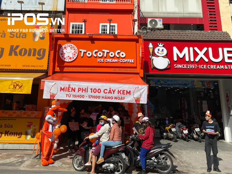 Cừa hàng ToCoToCo và Mixue đặt sát cạnh nhau, bên cạnh cũng là một thương hiệu trà sữa khác