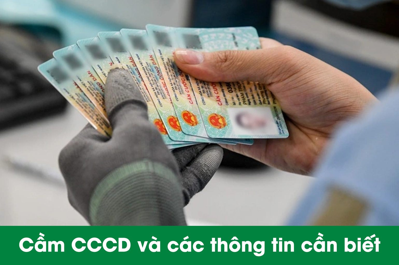 cầm căn cước công dân