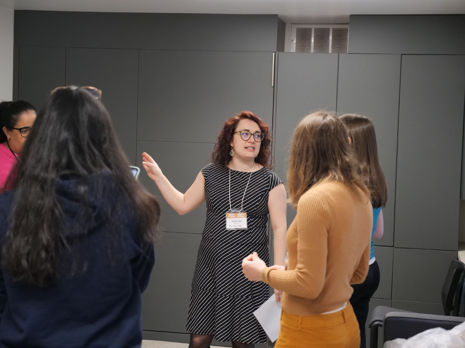 Ariane Tapp dirige l'atelier de lecture publique pour les participant·e·s francophones de Vers l’Avenir.