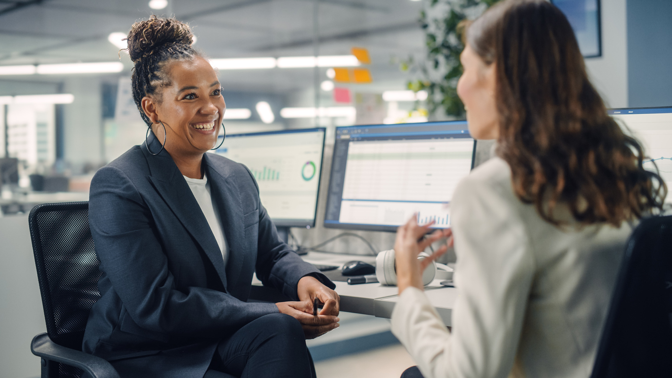 Colaboradoras felizes e satisfeitas com o ambiente de trabalho, o que reforça a eficácia das estratégias de Employer Branding e Employee Experience.