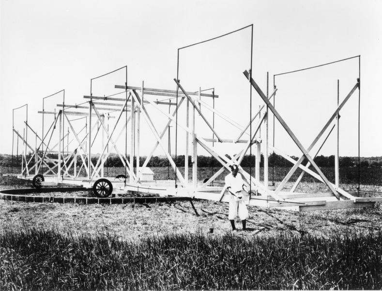 草, 屋外, 建物, フィールド が含まれている画像

自動的に生成された説明