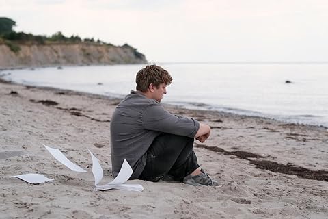 Protagonista de Afire sentado em praia