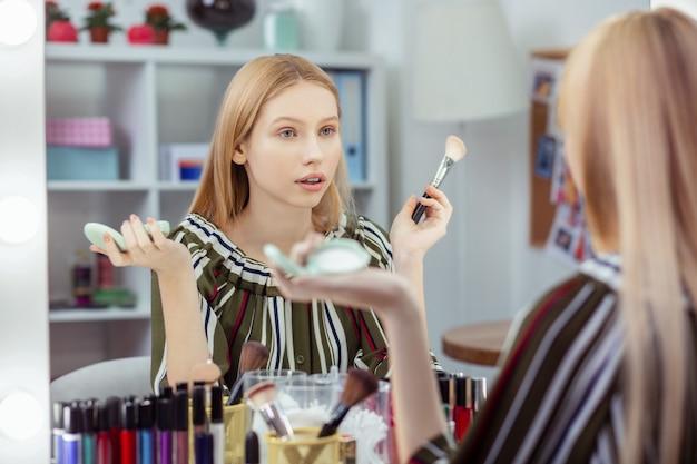 Școala de make-up vs. salon de make-up