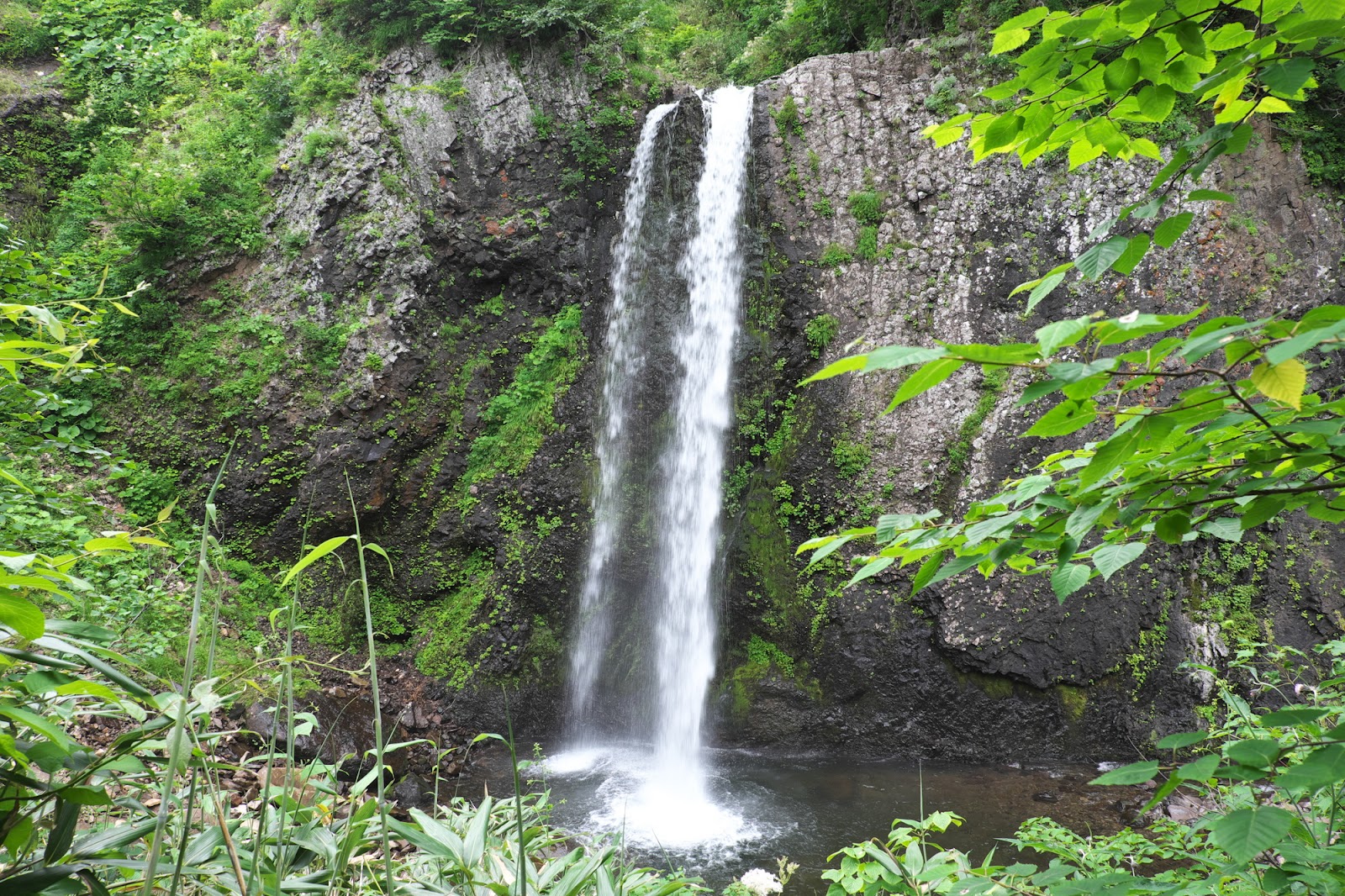 登山道の途中で眺めよう！白竜の滝