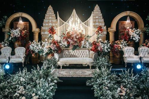 https://housing.com/news/wp-content/uploads/2023/10/Simple-wedding-stage-decoration-80.jpg