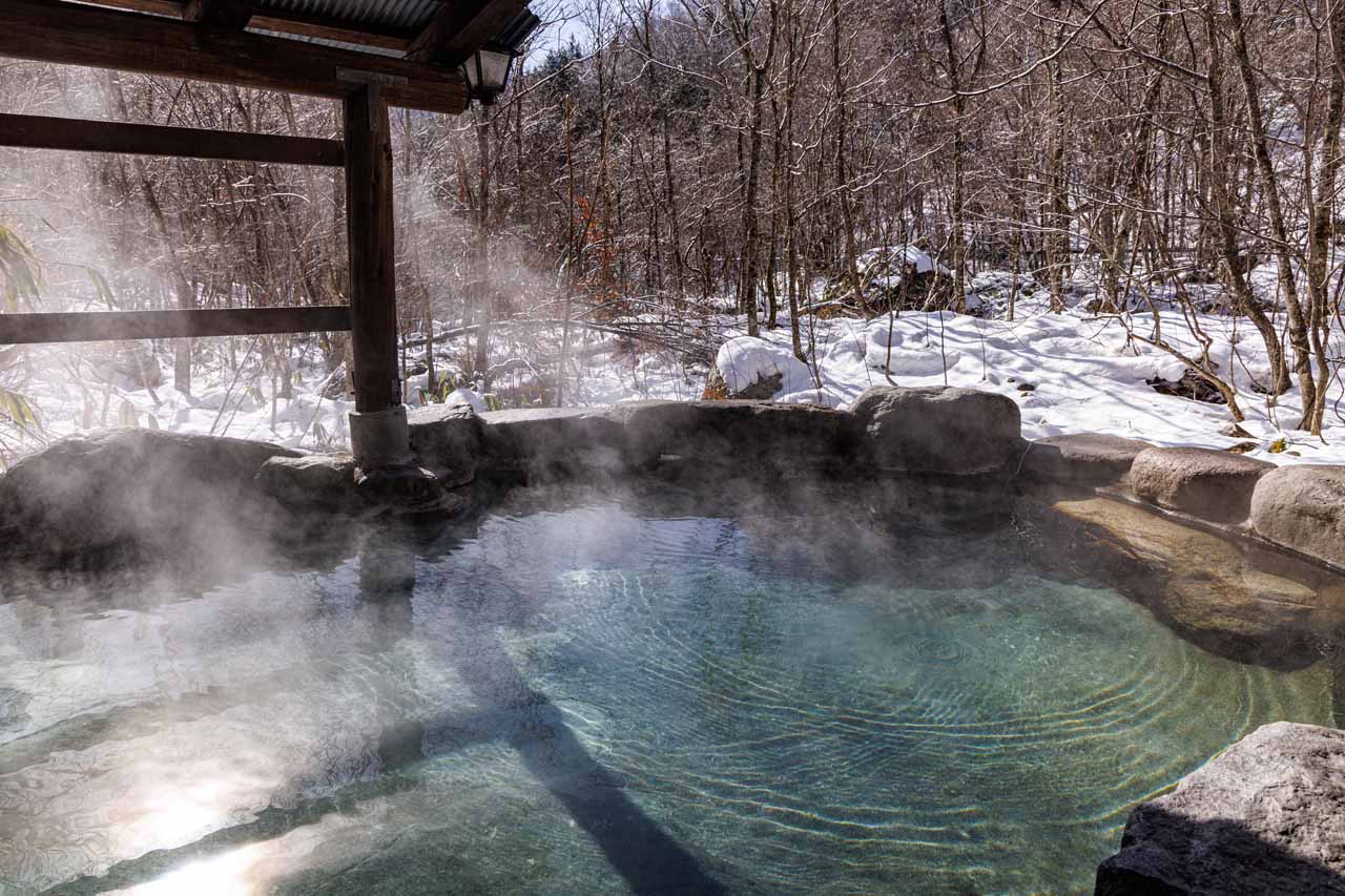 雪を見ながらのんびり浸かる露天風呂「びえい白金温泉」