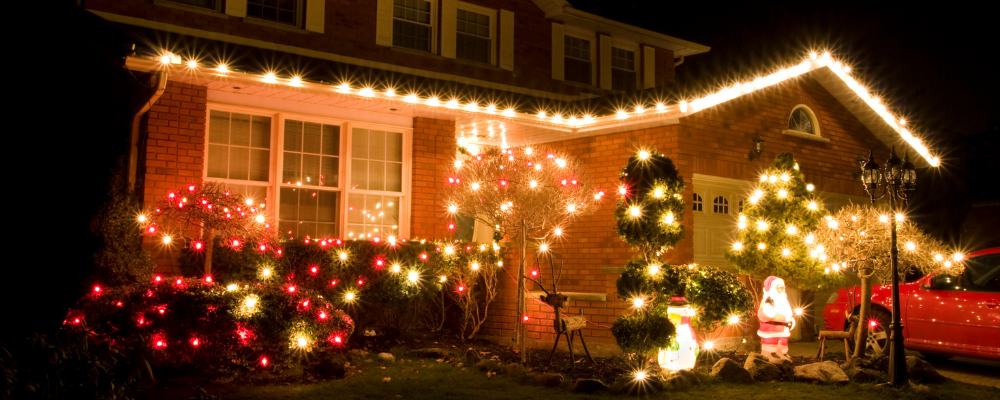 A house in Chipping Norton covered in Christmas decorations