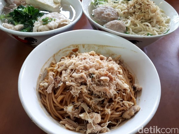 tempat kuliner hits bandung Mie Ayam Bakso Akung