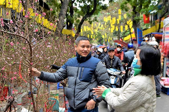 Chợ Hàng Lược sôi động, thu hút đông đảo người dân thủ đô