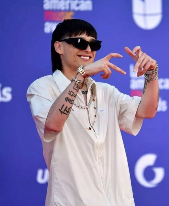 Picture of the star throwing a love  sign to his audience