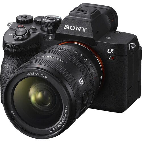 تصویر ​​لنز Sony FE 24-50mm f/2.8 G همراه با دوربین