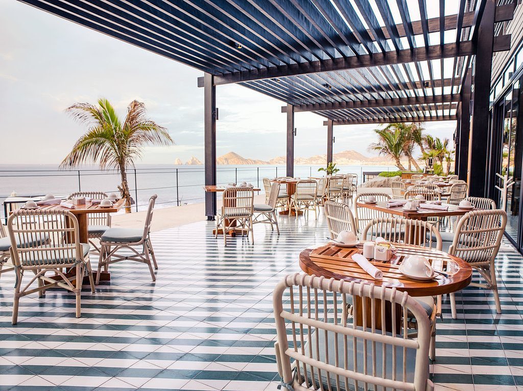 The Ledge, restaurante y patio en el Hotel The Cape inspirado en una casa de playa