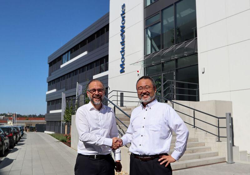Dr. Yavuz Murtezaoglu, Founder and Managing Director of Module Works (left) and Yoshihiro Oniuda, Senior Manager of the DX Promotion Project Group at Mitsubishi Electric (right) agreeing on the partnership at the ModuleWorks head office in Aachen, Germany.