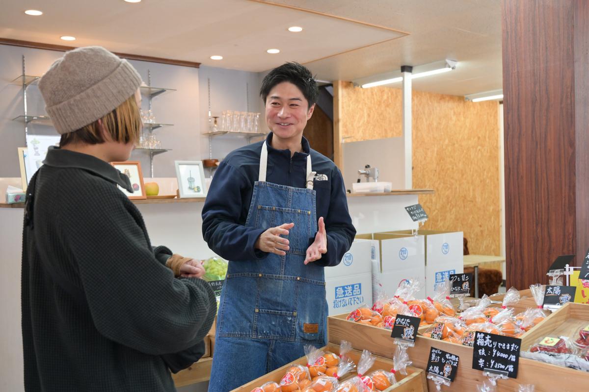 人, 屋内, 食品, 天井 が含まれている画像

自動的に生成された説明