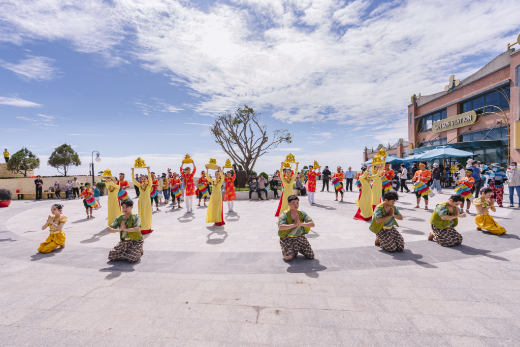 Hội xuân trên núi Bà Đen